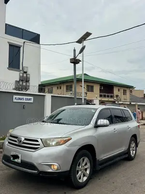 Toyota Highlander XLE 4dr SUV (3.5L 6cyl 6A) 2014 Silver