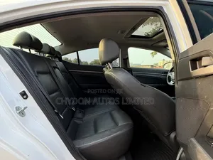Hyundai Elantra Limited Sedan FWD (2.0L 4cyl 6A) 2017 White