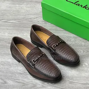 Men Shoes Clarks Leather Loafers in Black and Brown