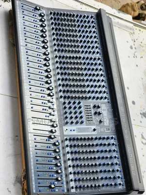 Yamaha VFX-24 7 Auxiliary 4 Group Professional Audio Mixer