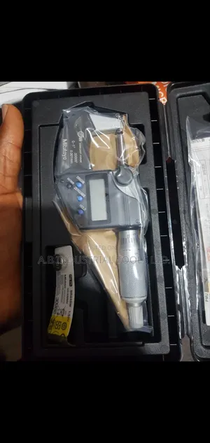 Mitutoyo Digital Micrometer With a 0-1 Inch (0-25mm)