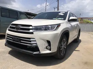 Toyota Highlander XLE 4x4 V6 (3.5L 6cyl 8A) 2017 White