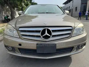 Mercedes-Benz C300 Luxury Sedan AWD (3.0L 6cyl 7A) 2009 Gold