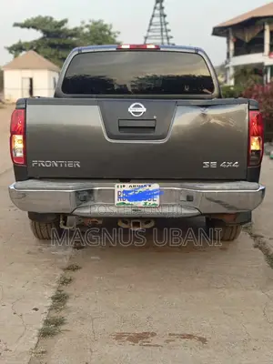 Nissan Frontier Crew Cab SE 4x4 2010 Gray