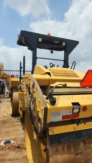 Caterpillar Cb64 Double Drum Roller
