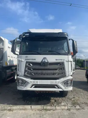 Howo CNG 8 Cylinder Tractor With Tri Axle Body
