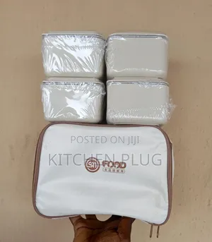 Set of Four Food Containers With a Matching Insulated Carrying Bag
