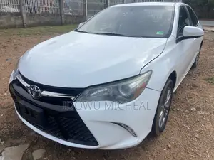 Toyota Camry SE 4dr Sedan (2.5L 4cyl 6A) 2017 White