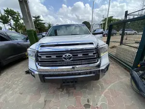Toyota Tundra 1794 5.7L V8 4x2 CrewMax 5.6 ft. box 145.7 in. WB 2016