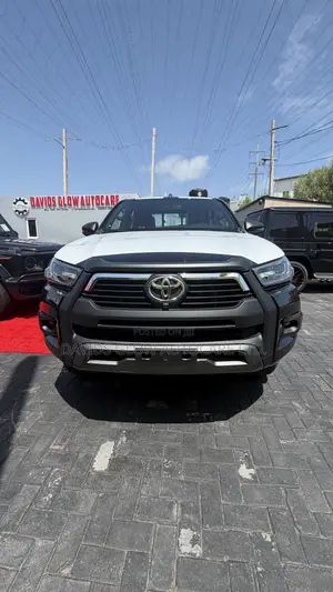 Toyota Hilux 2025 Black