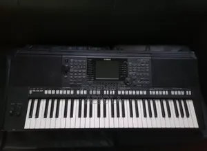 Yamaha PSR S750