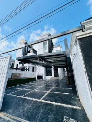 5bdrm Duplex in Orchid Road, Chevron for sale