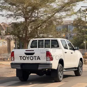 New Toyota Hilux 2025 White