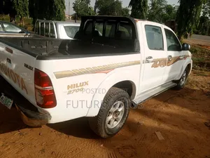 Toyota Hilux 2.5 D-4D 4X4 SRX 2010 White