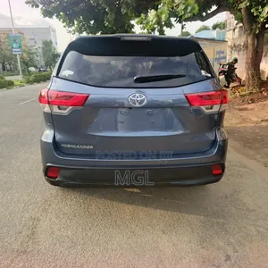 Toyota Highlander LE 2019 Blue
