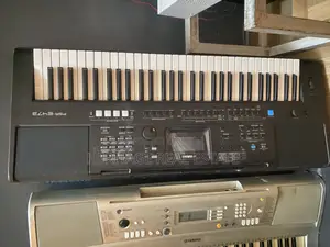 Yamaha PSR E473