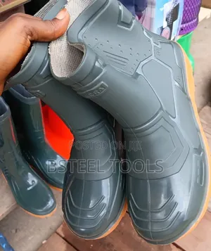 Short Rubber Rain Boot – Strong & Waterproof Safety Footwear