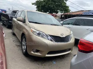 Toyota Sienna 2014 Gold