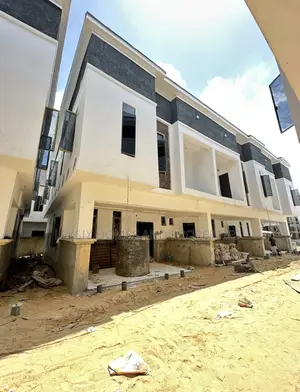 3bdrm Townhouse/Terrace in A Well Secured, Lekki Phase 2 for sale