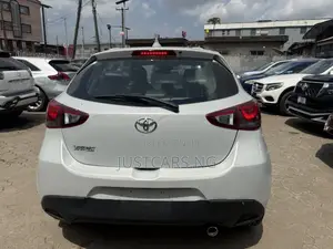 Toyota Yaris 1.5 Sedan LE 2020 White