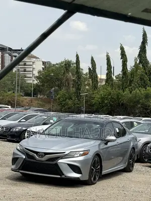 Toyota Camry 2018 Silver