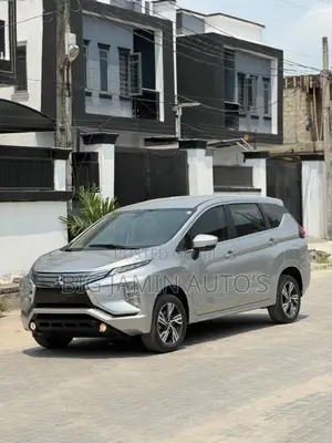 Mitsubishi Xpander Ultimate 2021 Silver