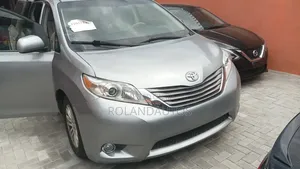 Toyota Sienna XLE FWD 8-Passenger 2013 Silver