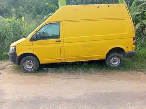 Volkswagen Transporter 2013 Yellow