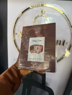 Vintage Radio Is a Unisex Oriental-Woody Fragrance Launched in 2023