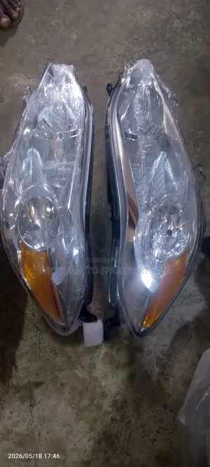 Set of Head Lamp for Toyota Matrix 2009