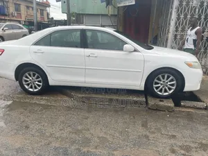 Toyota Camry XLE 4dr Sedan (2.5L 4cyl 6A) 2011 White