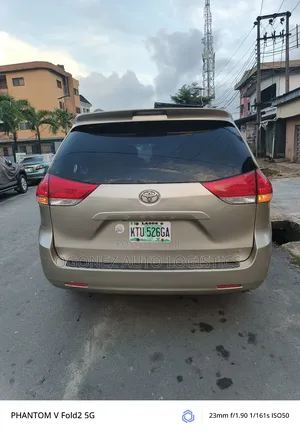 Toyota Sienna LE 7 Passenger 2011 Gold