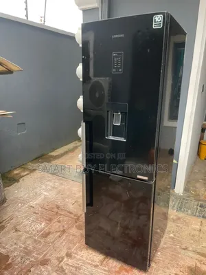 Samsung Freestanding Fridge Freezer With Non-Plumbed Water Dispenser