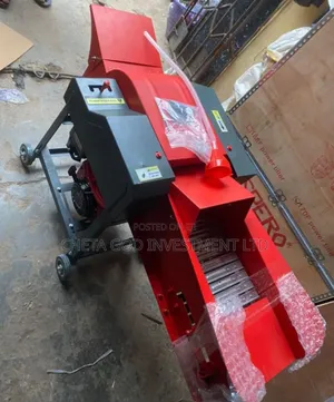 Red and Black Conveyor Chaff Cutter Machine