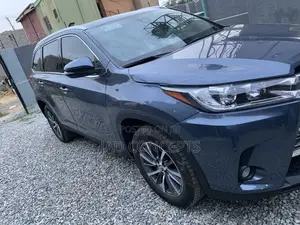 Toyota Highlander XLE 2019 Blue