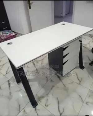 Classy Office Desk With Mobile Drawer