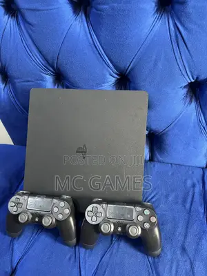Ps 4 , Two Controllers and 10 Games