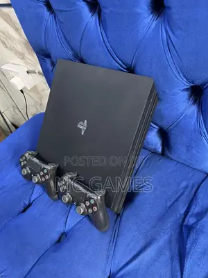 Ps 4 Pro , Two Controllers