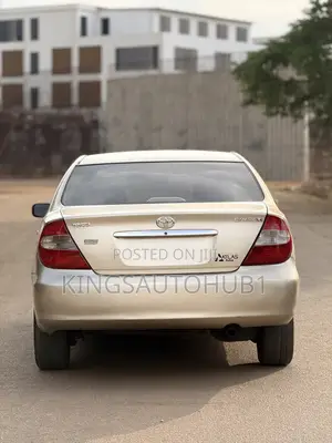 Toyota Camry LE 4dr Sedan (2.4L 4cyl 5M) 2004 Gold