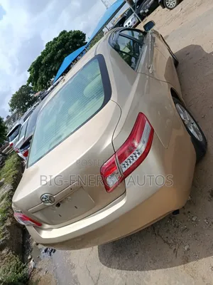 Toyota Camry LE 4dr Sedan (2.5L 4cyl 6A) 2011 Gold