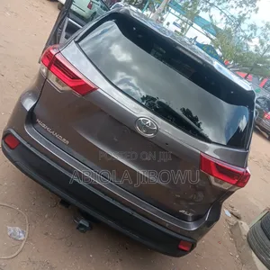 Toyota Highlander XLE 4x2 V6 (3.5L 6cyl 8A) 2018 Gray