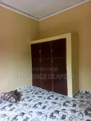 3bdrm Block of Flats in Off Ring Road, Oluyole for rent