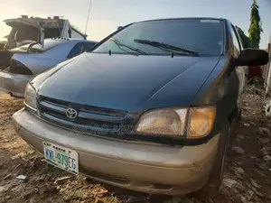 Toyota Sienna 2000 Green