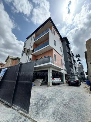 3bdrm Apartment in Adekunle for sale