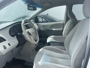 Toyota Sienna LE 8-Passenger 4dr Minivan (3.5L 6cyl 6A) 2014 White