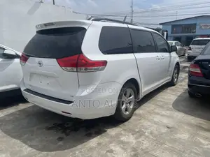 Toyota Sienna LE 8-Passenger 4dr Minivan (3.5L 6cyl 6A) 2014 White