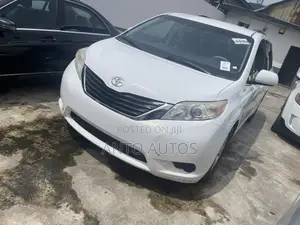 Toyota Sienna LE 8-Passenger 4dr Minivan (3.5L 6cyl 6A) 2014 White