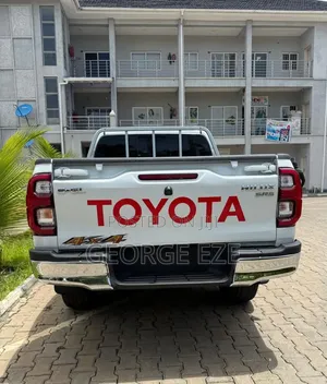 Toyota Hilux 2023 White