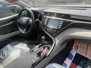 Toyota Camry XLE FWD (2.5L 4cyl 8AM) 2018 Gray