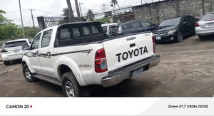 Toyota Hilux SR5 4x4 2015 White